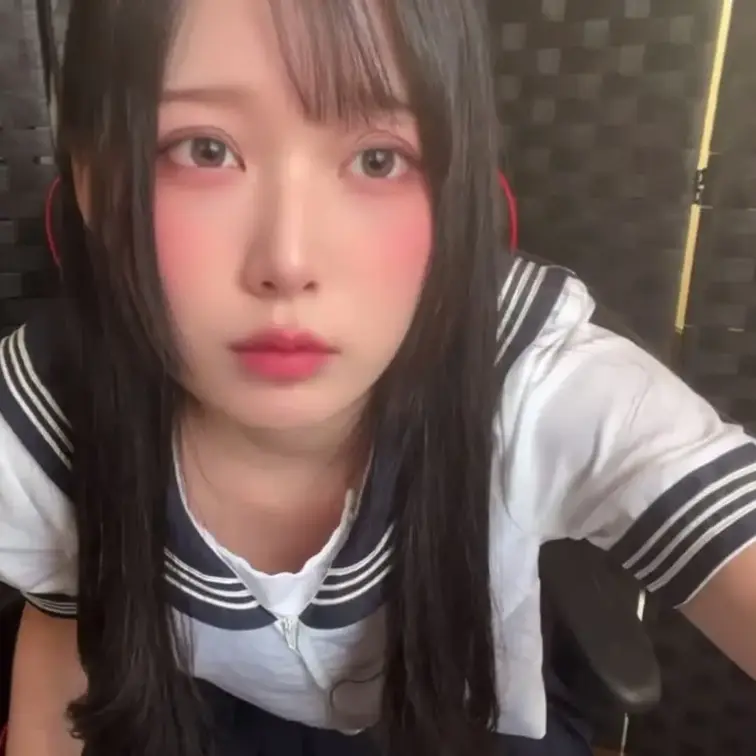 一緒にゲームしてた男の子と
見せ合いっこオナニー(〃ω〃)
制服おっぱいぬるぬるで気持ちよかった🥰❤️