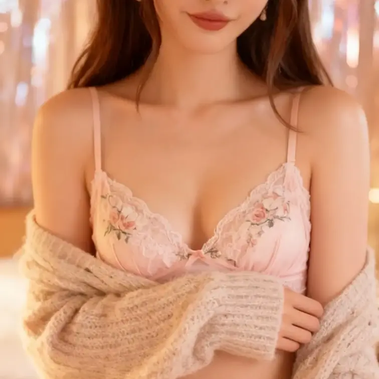 ねぇ…もっと近くで見てほしいの。
ふわふわのニット落としたら、
なんか…君のこと考えて身体あったかくなっちゃった。
