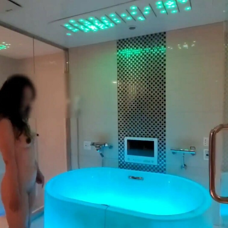 ラブホテルの豪華レインボー🌈バス🛀