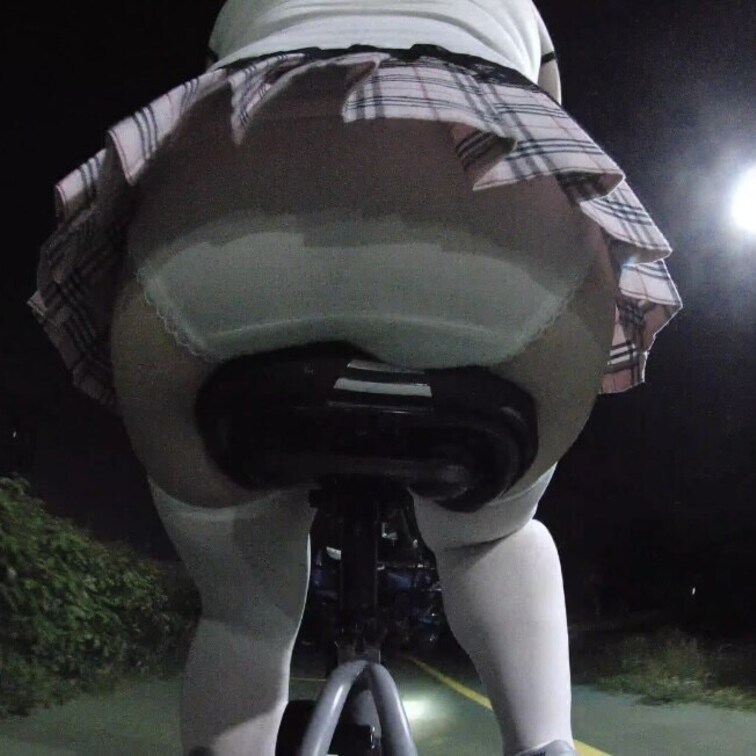 超ミニスカパンチラサイクリング第3弾💕
ピンクの超ミニスカ💕白ニーソに白パンツ💕