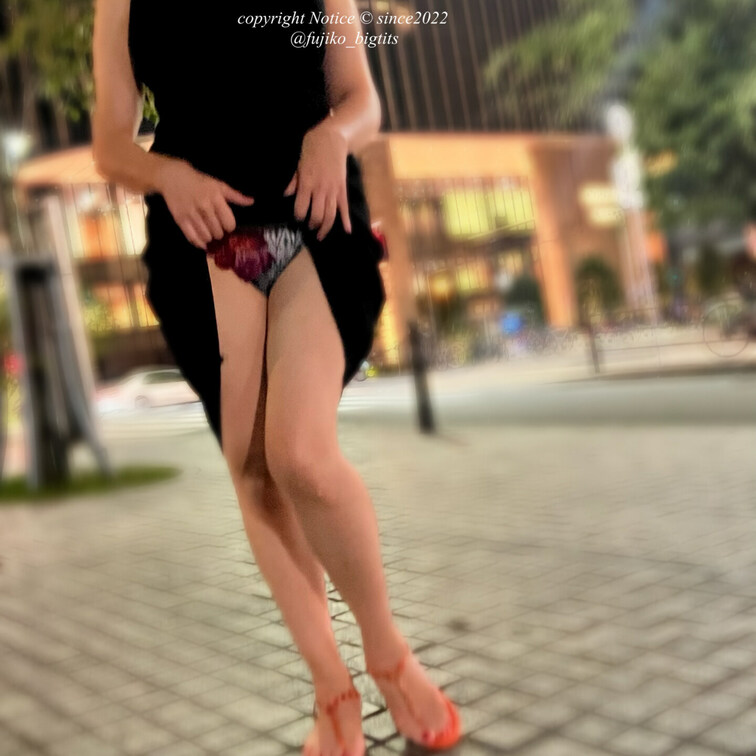 夏の夜に🌹 
この日は露出するつもりじゃなかったんだけど… つい。 
久々の野外露出🤭