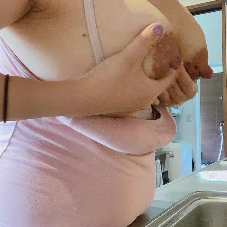 おっぱい張ってきたらから
横からのアングルでまいかのミルクたくさん
絞ったるよん☺️💕🍼✨