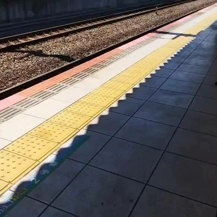 電車を待つ女の胸元を見ると
乳首らしき突起が
思わず2度見してしまう男の性