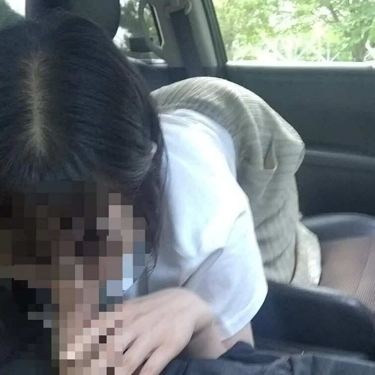悪友と妻がドライブに行き◯沼公園で悪友の肉棒をフェラしていた様子です。
長年咥えてきた他人棒に丁寧にフェラする妻に嫉妬