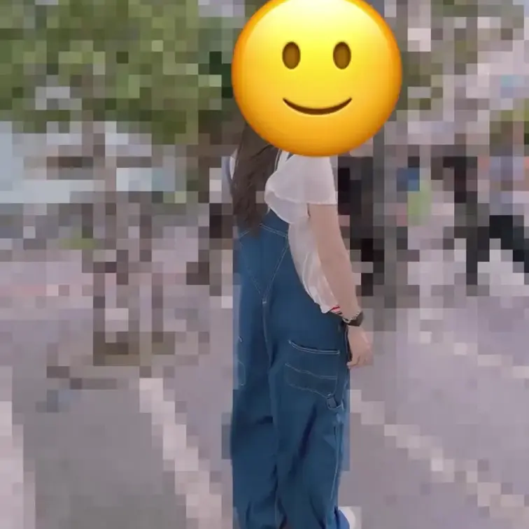 派手なパンツが丸見え