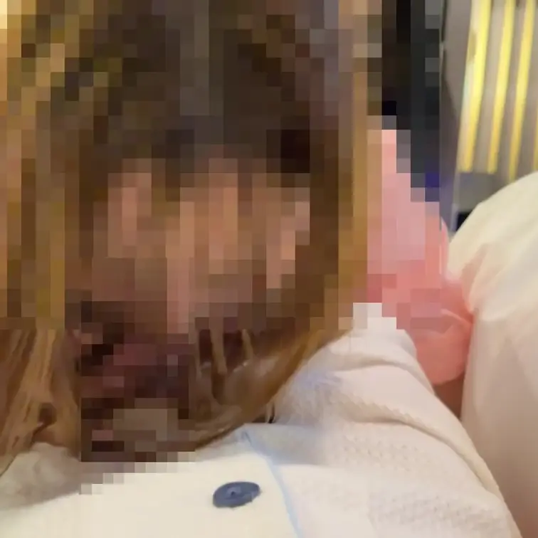 【ナース服の人妻】

人妻がナース服に着替えてご奉仕🫣🫣🫣

手を添えて、口と同じ動きでご奉仕フェラ。

こ