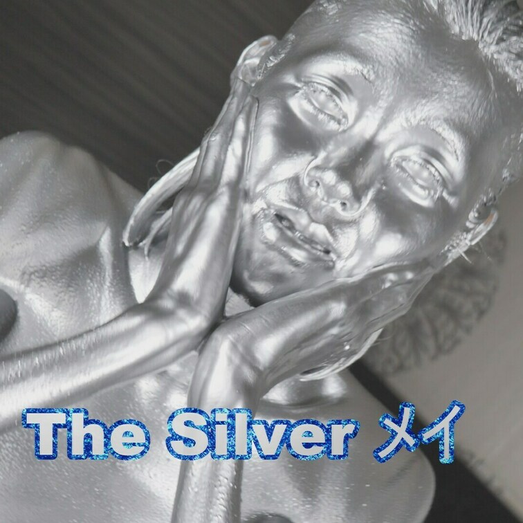 The Silver メイ　　　　　　　　　　3,100円　　
スレンダーなモデルのメイさんが今度は銀粉に挑戦
銀色