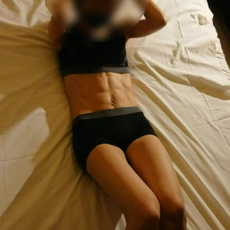 腹筋美女が腹踏みトレーニングに挑戦
