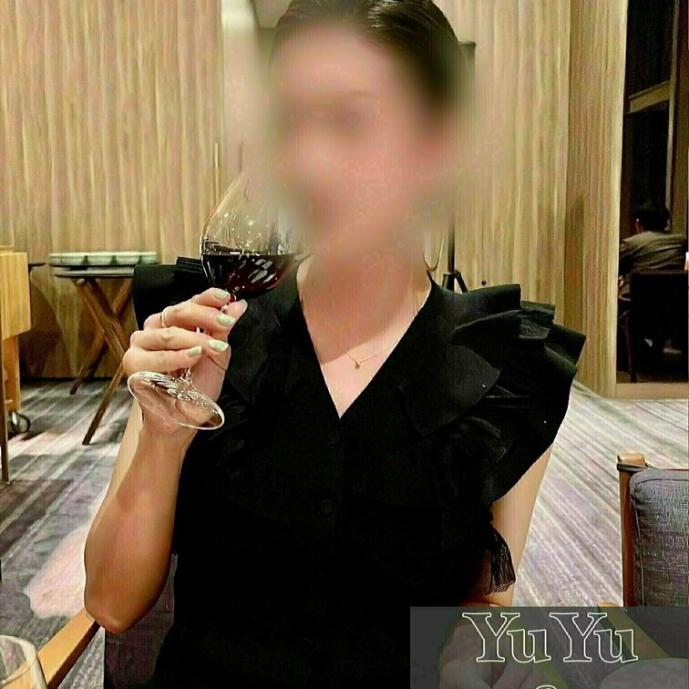 気取ってますが、チンポ狂いの肉便器妻YuYuです