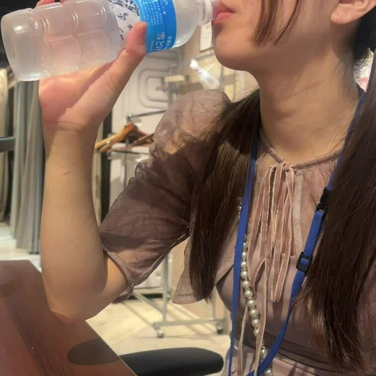レアな私服✨休日はネカフェでまったり💤 

冷たい水を飲んでリフレッシュしてるよ💧

こんな時間もたまには必要だ