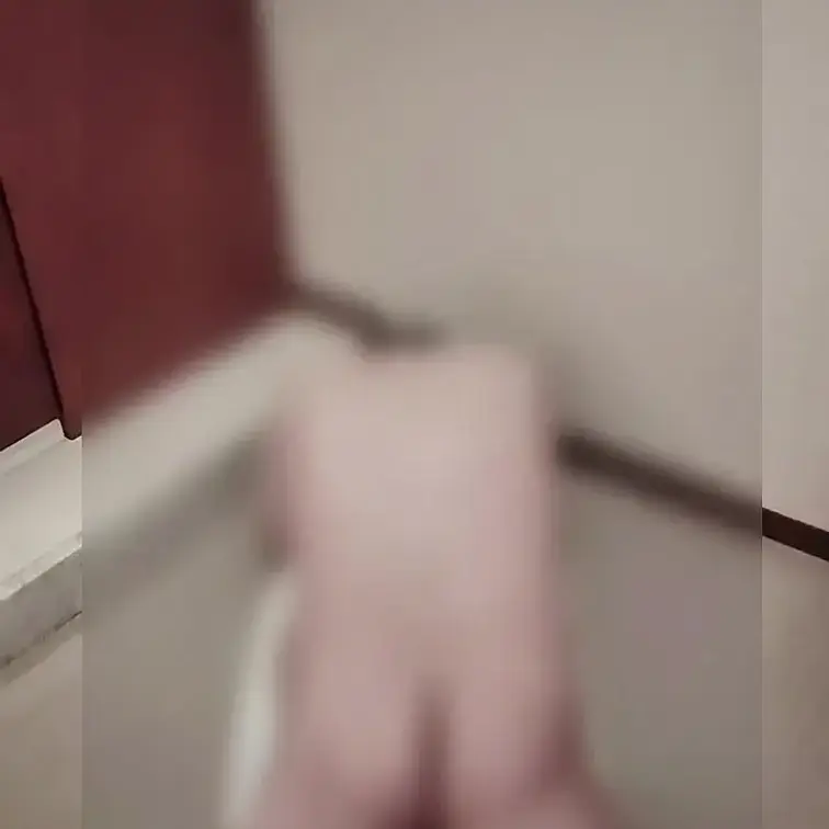 風を切るびゅんという音が鳴るほど一本鞭を打ち込まれているのに、リラックスして普通に話すマゾ。
始めた当初は、ペラペラの
