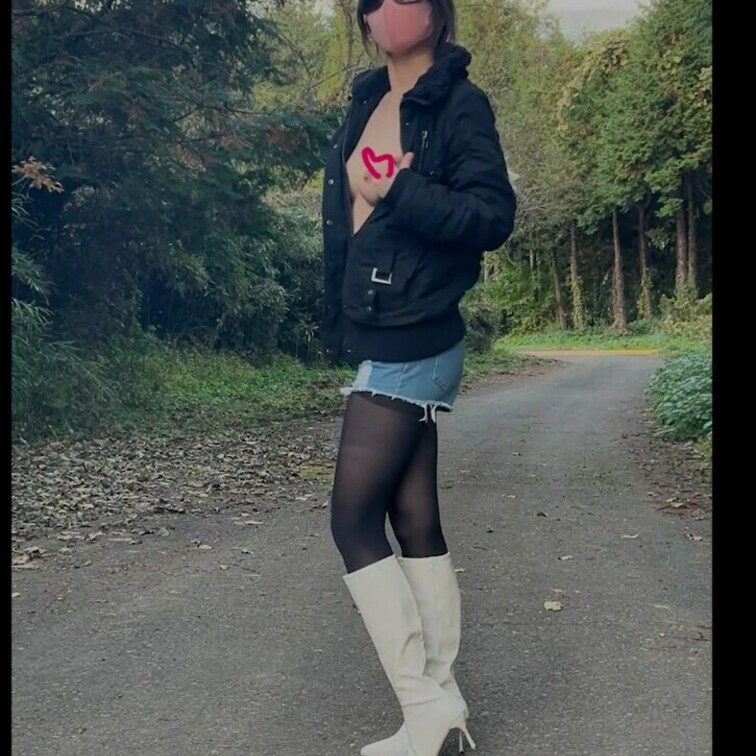ロングブーツ履いて胸を出してモデルポーズしてきました
好きな野外露出があったら撮影するのでコメントで教えてね