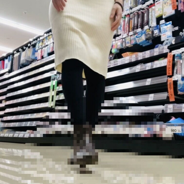とあるスーパーにて。
防○○○カメラもあるだろうこんな場所で。
こんな怪しい行動していたら、万引きGメンよろしく、警