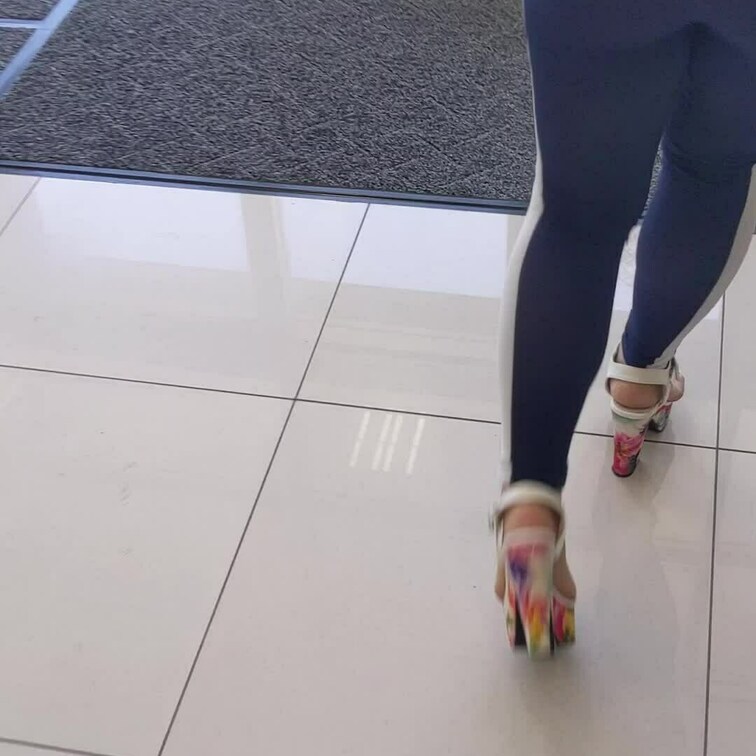 最近のレギンスを良く履くゆいママ💦😅💦
デカ尻のレギンス姿は…如何でしょうか？
何かエロくないですか⁉️