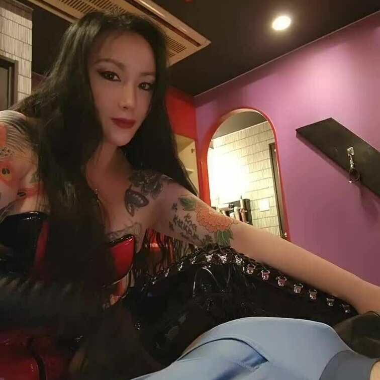 レザーグローブでペニス嬲り