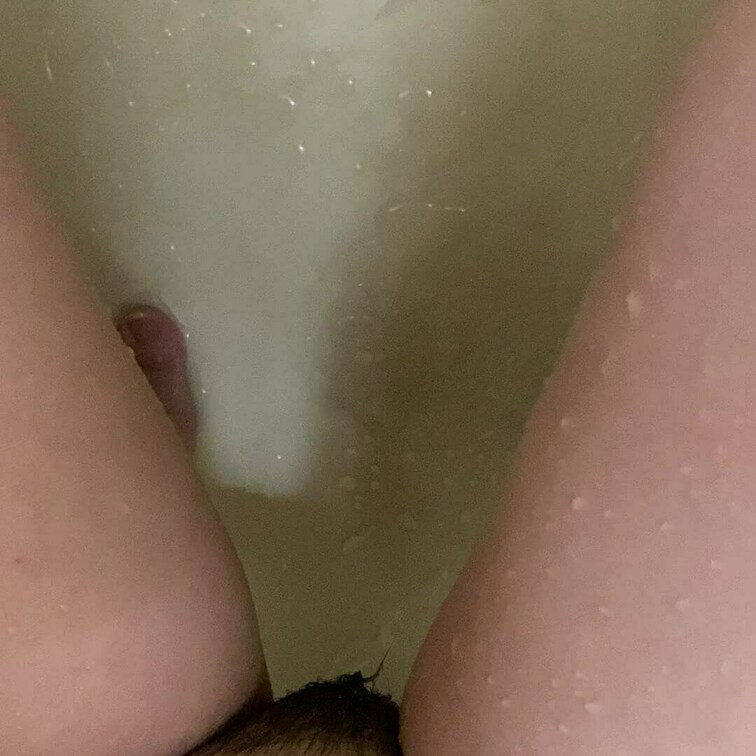 お風呂でしゃがみおしっこ🤭