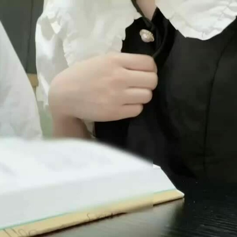 大学の語学クラスで、隣に座っている男子がいるのに、おっぱい出してみました...気付いてないみたいです👀