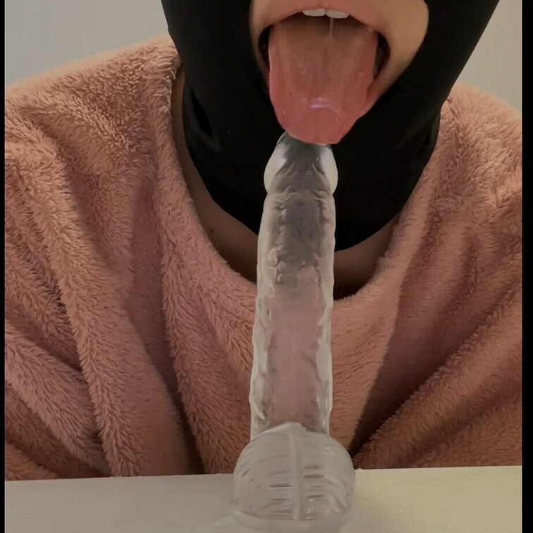 舌を出したままディルドの先っちょをペロペロしました