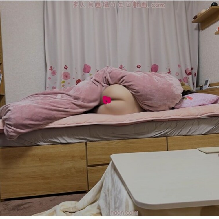 布団からお尻だけ出してみたよ☆