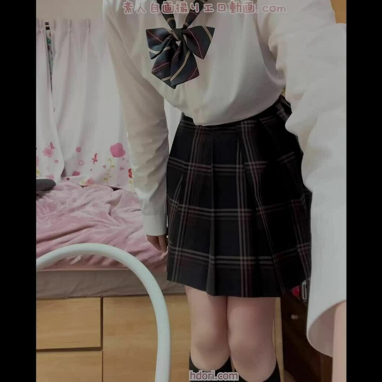 制服を脱いでブラジャー外して手ブラしました♪