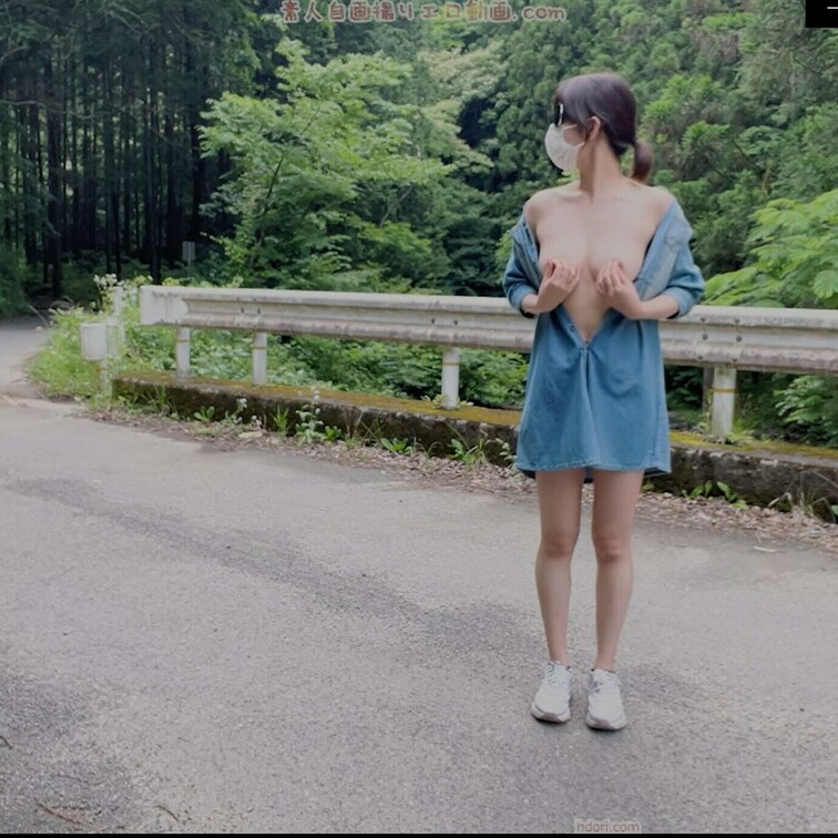 道路の真ん中で車が来ないか注意しながら乳首オナニーしました
好きな野外露出があったら撮影するのでコメントで教えてね
