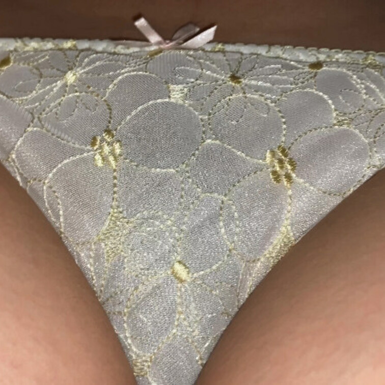 夜中寝静まった妻に悪戯🤭
目が覚めちゃった時は妻が起きない程度に悪戯してムラムラをおさえてます笑💕
