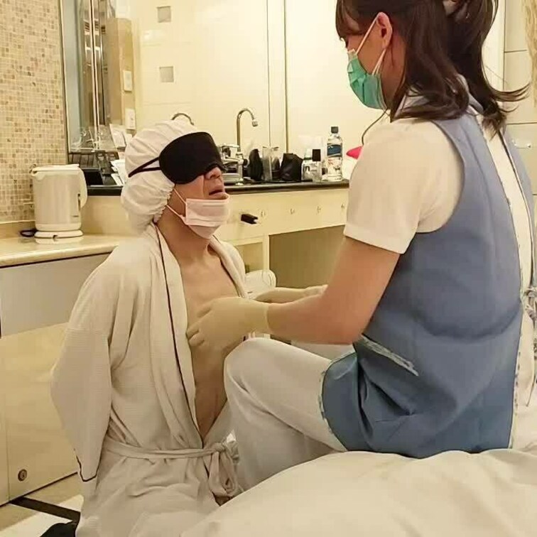 「口腔内○○○」

お口の中の感度を上げてもっと敏感にする○○○の様子です。器具やゴム手袋でお口の中をガリガリ、グチ