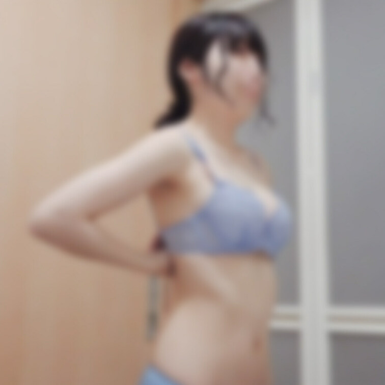 一人お忍び旅行の清楚JDちゃん。



どこか落ち着いた感じというか、元気のない感じの彼女。

大型連休中に