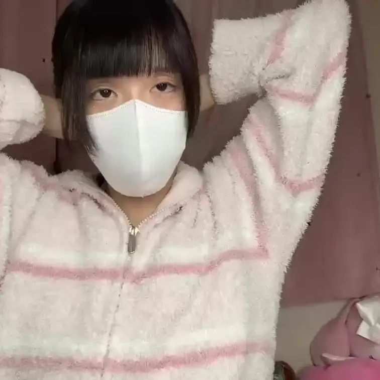 【みれい 20 歳】

みれいさんのライブ配信動画です
生ライブ配信だと、1 回の有料配信を視聴すると、おおよそ平