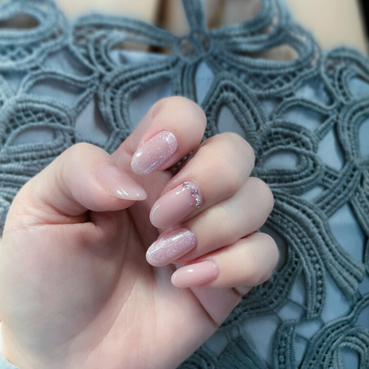 ネイルチェンジ💅してきたよ✨🌷
先月の濃色ネイルから雰囲気を変えて女性らしく優しいピンクにマグネット🧲ネイルのキラキラ