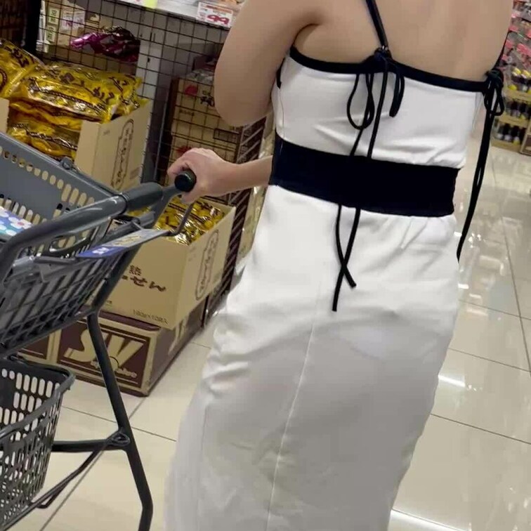 スーパーにて🫣

サキさん恥ずかしながらも自分から見せてくれました🤭

けど。

あっ😳おりものしーと。。。
