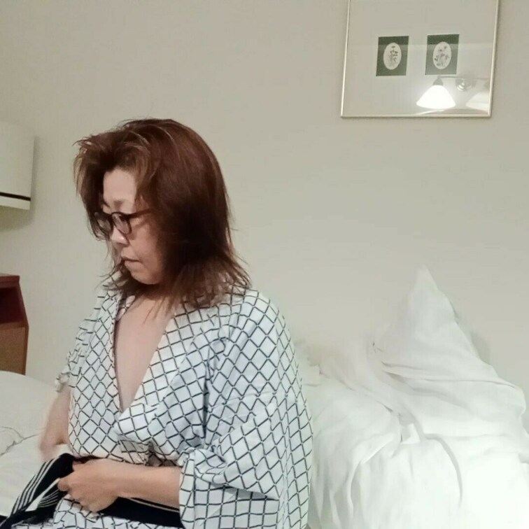 寝起き
完全すっぴん💦
他では見せられない動画ですね

浴衣を脱いで
セクシーランジェリーに着替えて
毎日の