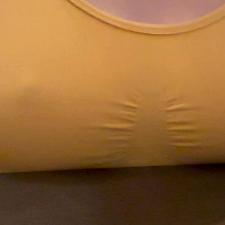 チクニー②
しばらくブラの上からいじってると乳首たってくる♡