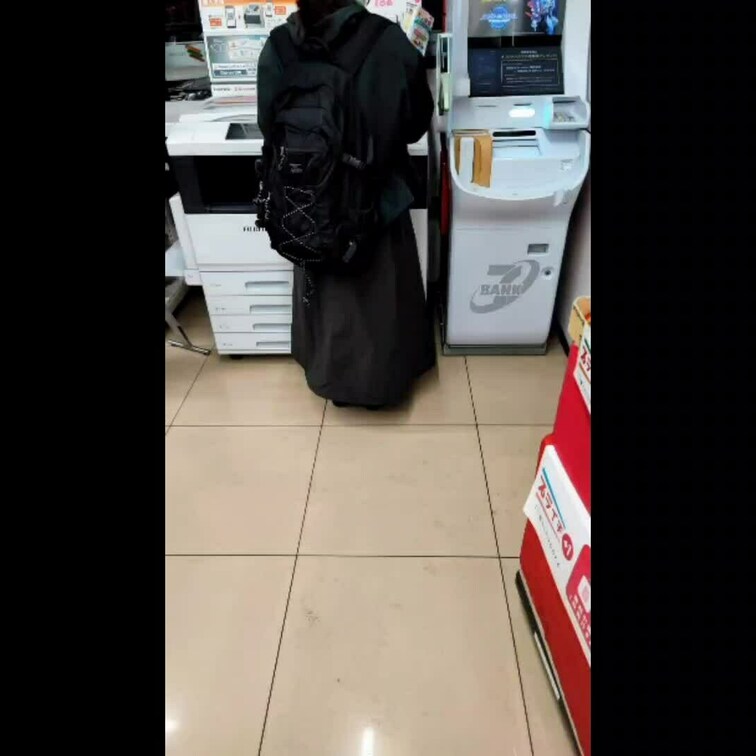 おまけ的な動画です
出先のコンビニでコピー機と格闘していたので逆さ撮り
パンツは黒でした。