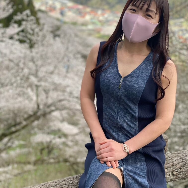 めぐみんお気に入りの2秒で脱げるワンピに黒タイツを合わせたパンチラリズム動画です。パンチラしたらNGのお蔵入り動画はめぐ
