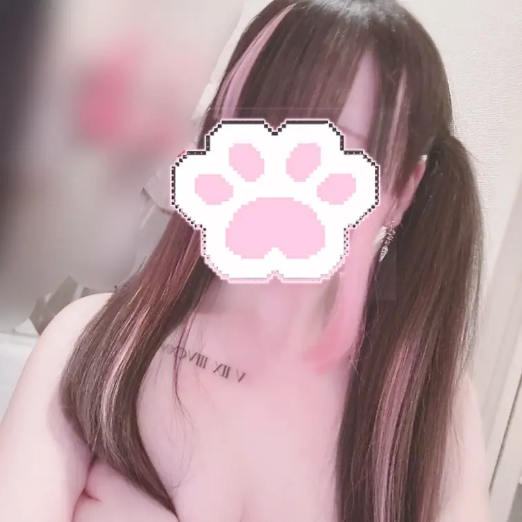 おっぱい持ち上げてみた♡
手離したバージョンも見てみる?