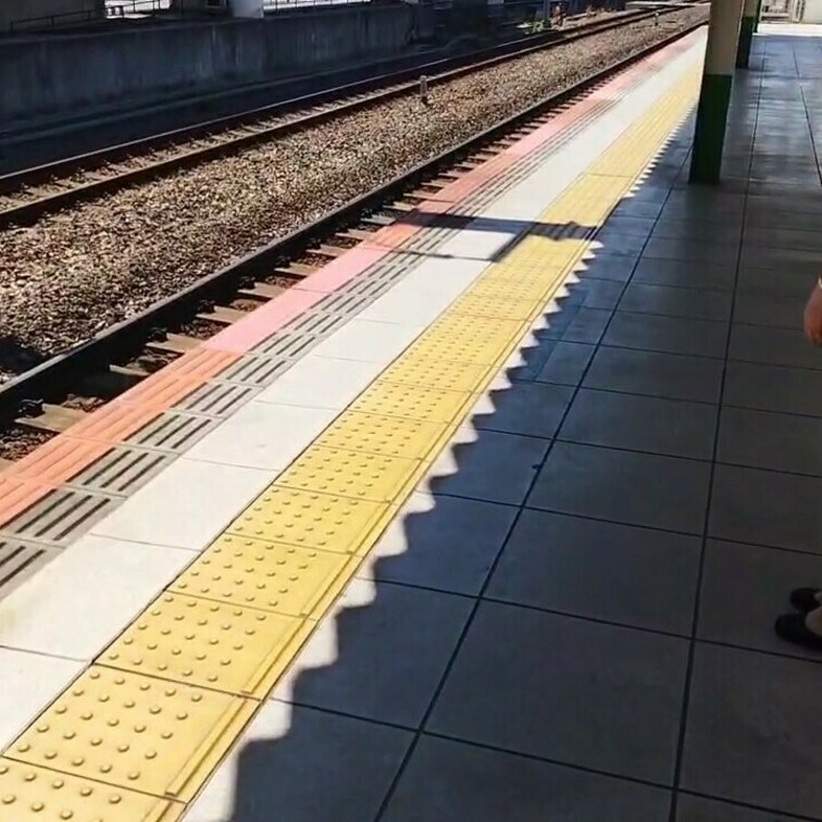 電車を待つ女の胸元を見ると
乳首らしき突起が
こんな時はじっくり観察
前から横から後ろから