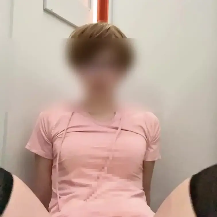 【激レア㊙️】
まんこにバイブ当ててチンピクならぬクリピクしちゃいました💦

まだ金髪になる前の動画です♡

