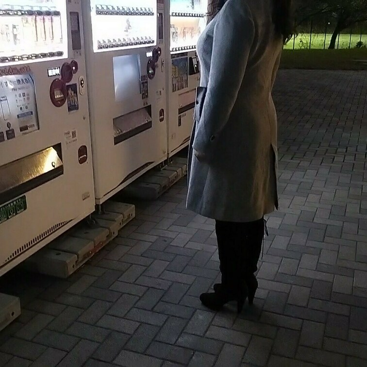 自販機前で飲物を選ぶ
露出熟女