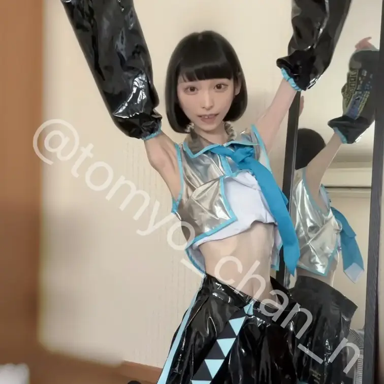 🎞⟡.·3:34
ガリガリ初音ミクコスプレ動画ですᥬ👶🏻ᩤ
二の腕、ウエスト、ニーハイがブカブカで落ちてしまう場面が