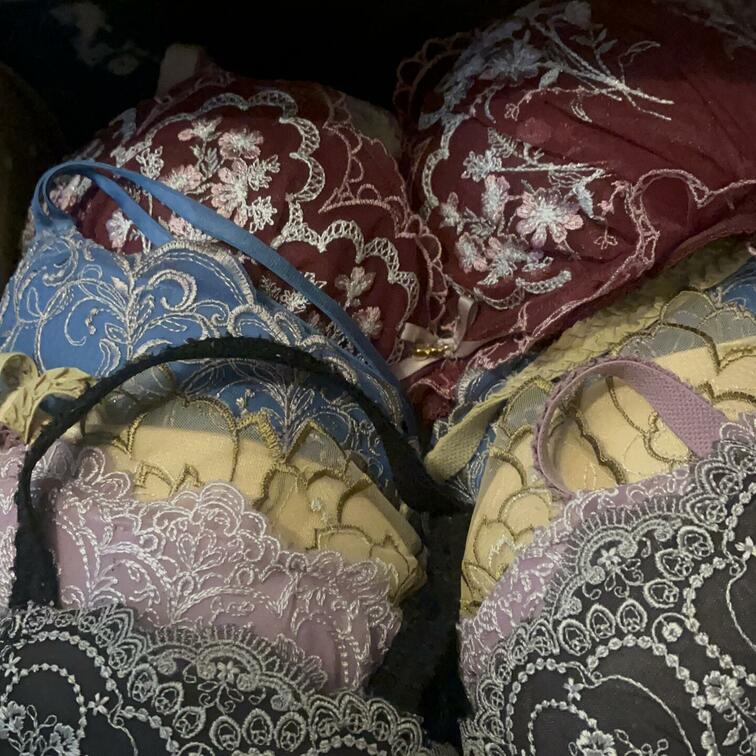 Azが仕事に行ったので
部屋で留守番✨
早速、下着ボックスをチェック🤣
