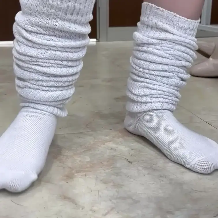 ルーズソックス着用の女の子がローファーを履く動画です。
