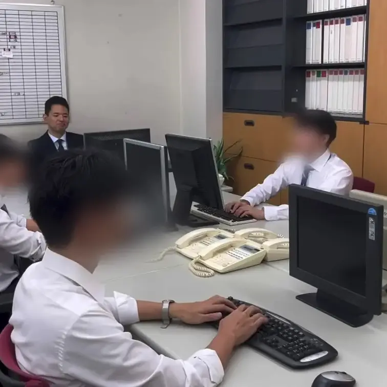 ダメ営業マンに同僚みんなでお仕置きする動画🎥です。
