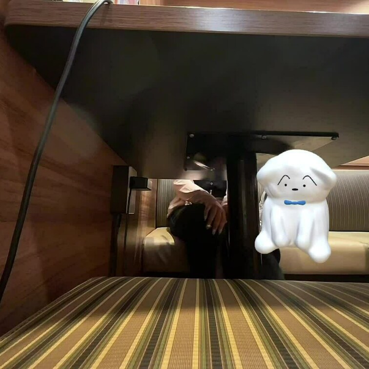 ファミレスでこっそりパンツの上から触ってみちゃいました…！