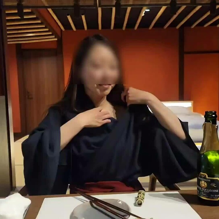 シャンパンで乾杯してからの
ノーパンしゃぶしゃぶ😀古💦

変態とご飯に行くとすぐおっぱい出します♥️