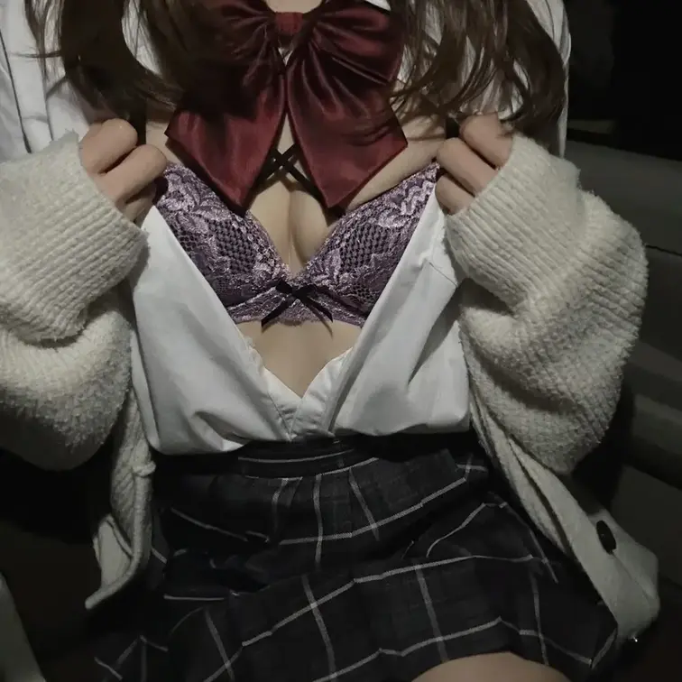 今日は山道に車を停めて制服でカーセックスしてきました🥰
車が真横をいっぱい通って興奮しました🤤
誰かに見られながらえ