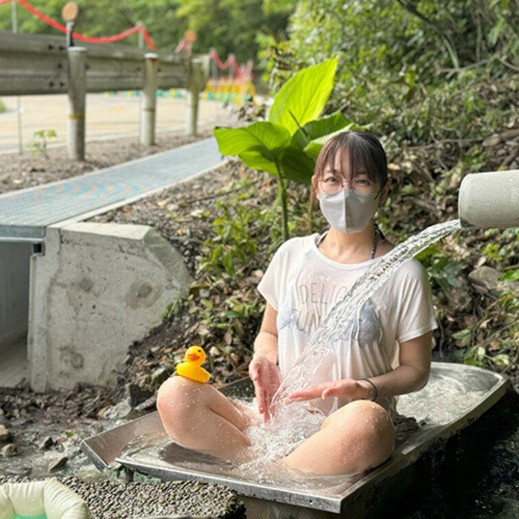 和歌山　野湯 その4

道路横の小川に無造作に置かれたステンレス流し台。
硫黄香るぬる湯がざぶざぶと注がれ川に流れ