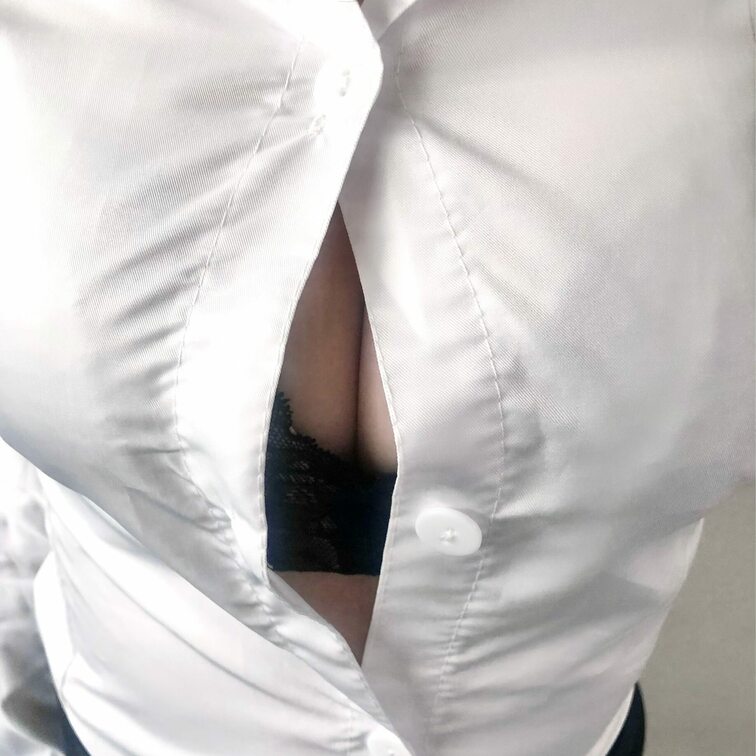 先輩、ボタンが上手く止められません🥺