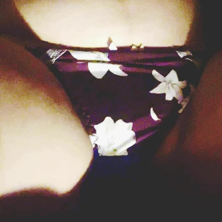 暗闇ですみません💦
自分でパンツずらしてるのがエロい🎶