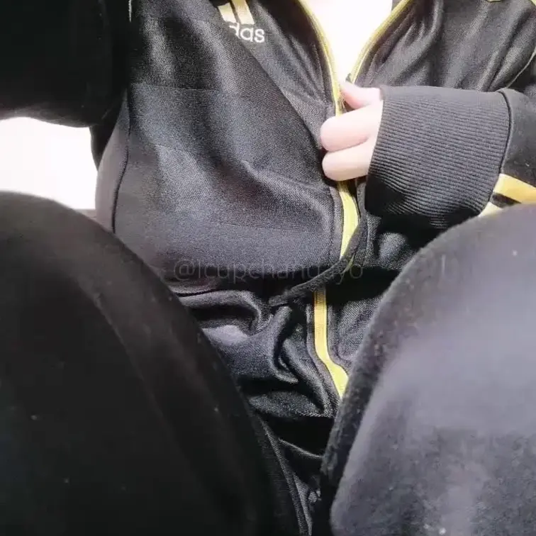 ジャージの下はえちちなやつ💦　1分4秒

別のところでは、2本の動画として投稿したのですが、それぞれプチなので、両方